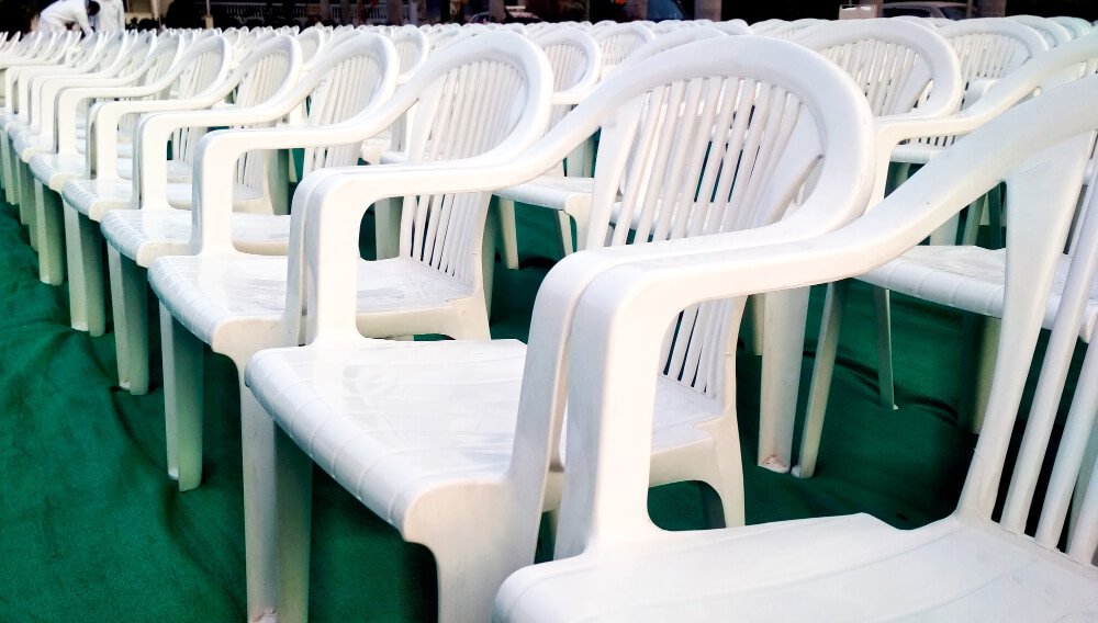 5 Steps to Clean Your White Plastic Chairs